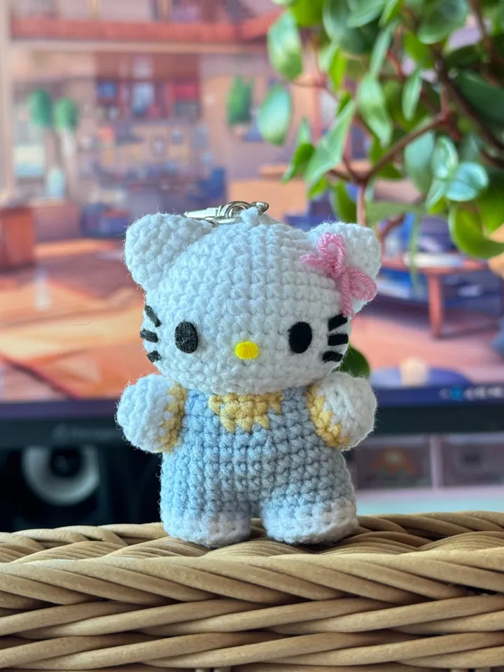 PATTERN crochet hello kitty, pdf crochet pattern, US terms, sanrio crochet, keychain crochet, amigurumi kitty in overalls