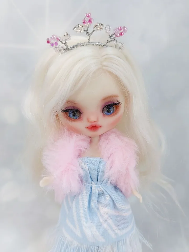 Magical little Petite Blythe doll with blonde hair. A beautiful little princess with mysterious eyes.
