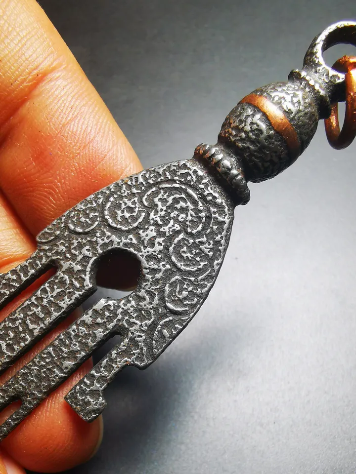 Gandhanra Handmade Tibetan Buddhism Amulet, The Key of Heart Pendant, Made of Cold Iron