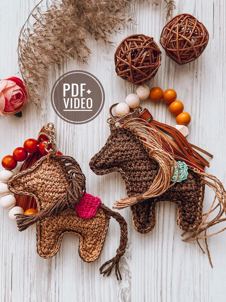 Crochet pattern horse pendant PDF digital instant download and video tutorial, bags charm, pet creature crochet, keychain pony crochet