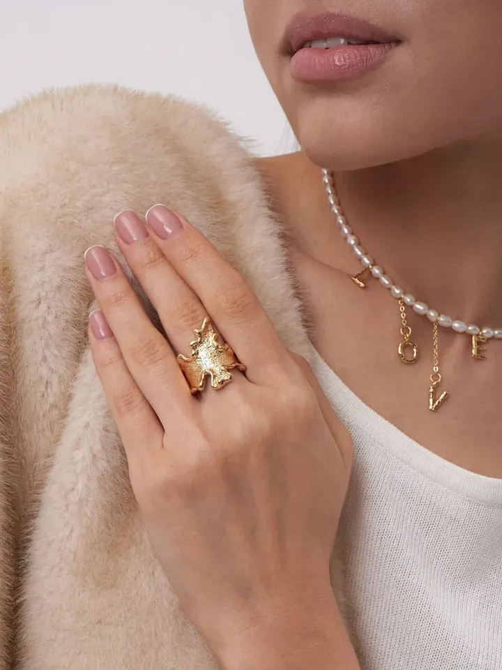 Ring, gold-plated, crumpled, embossed, large with the effect of compressed metal, curved trendy shape, textured, wide, one-size adjustable 16-20 size