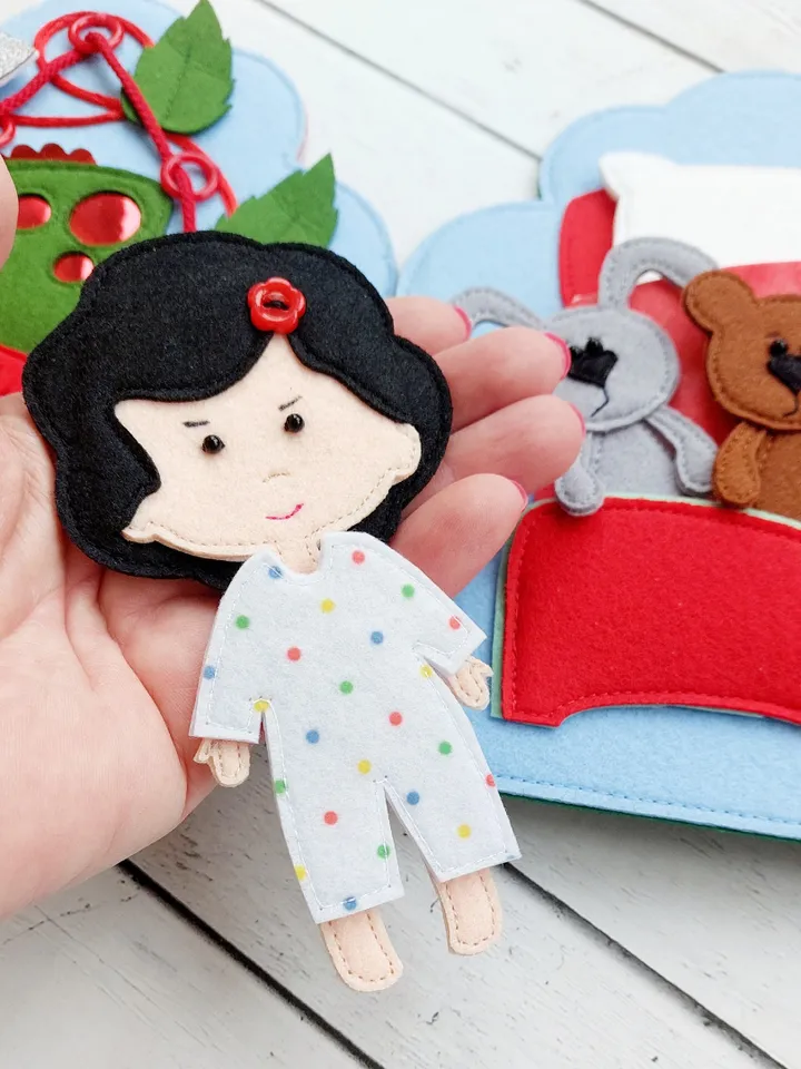 Dollhouse "Watermelon" Children's felt dollhouse with clothes and food set Portable fabric doll room