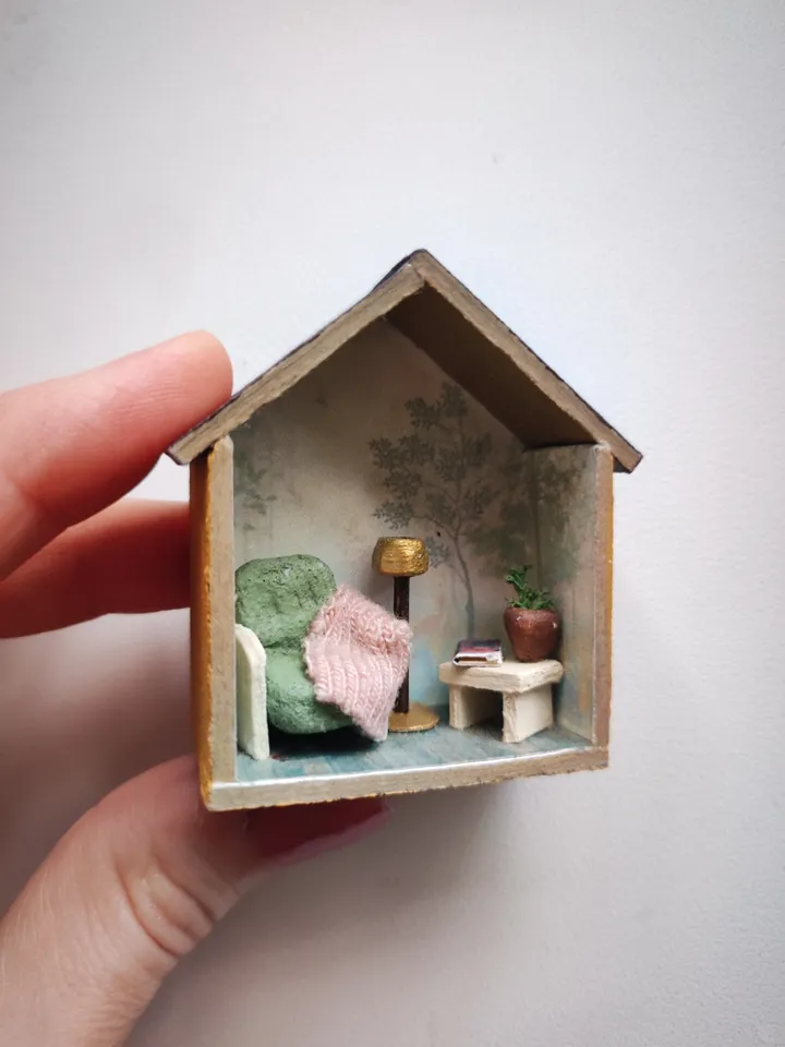 Roombox Miniature Dollhouse with Furniture 1/100 Reading Nook