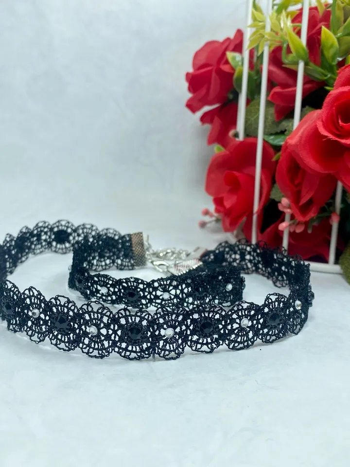 The choke and bracelet are lace. Set of jewelry. handmade.