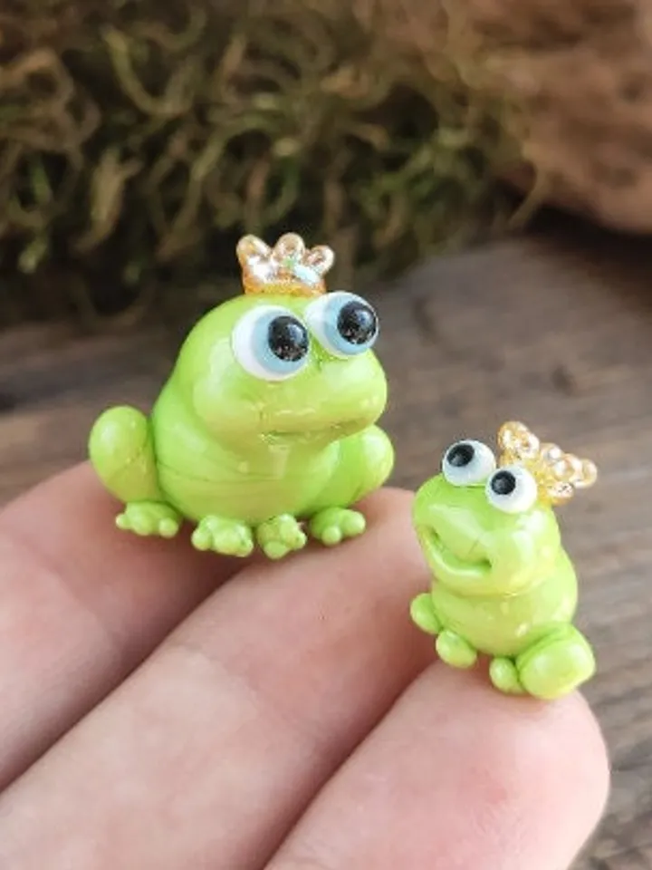Frog figurines Frog gifts Glass frog Miniature frog Frog decor Glass frog Glass figurines Tiny glass animals Blown glass art Terrarium