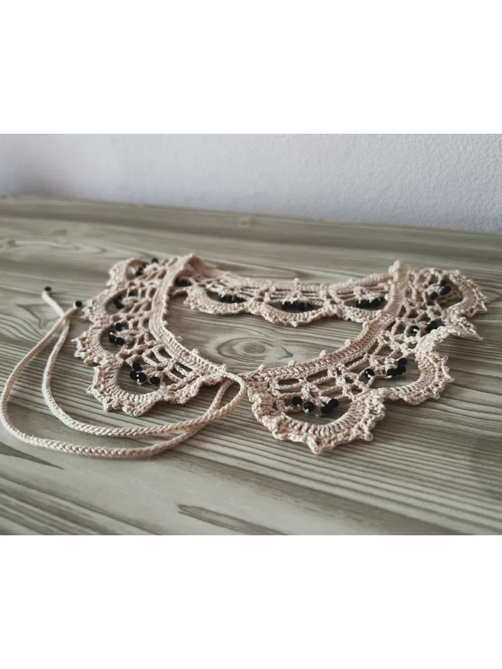 Beige lace collar with beads