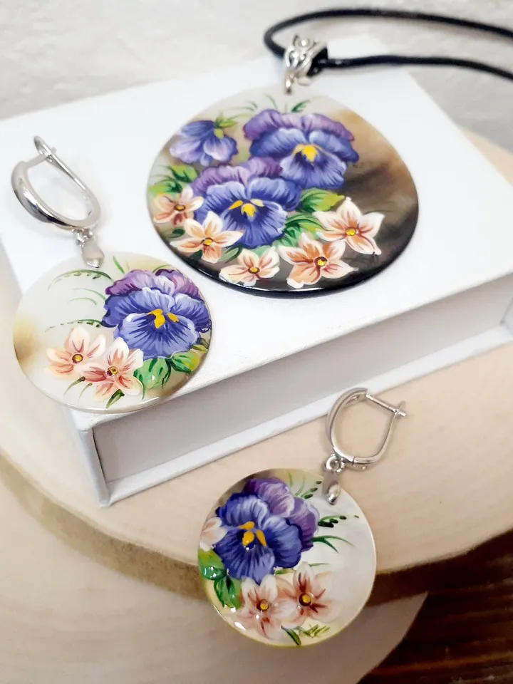 Handmade jewelry set: Purple Wild pansies flower on handmade jewelry set • Violet floral pendant necklace • wood viola flower earrings