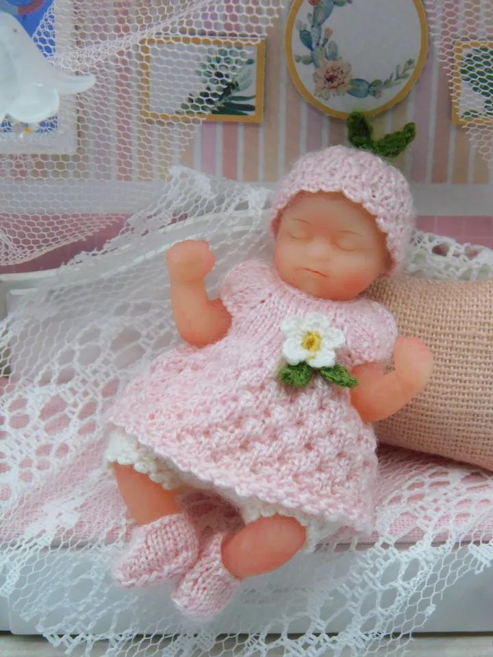 Miniature knitting doll clothes for tiny silicone baby
