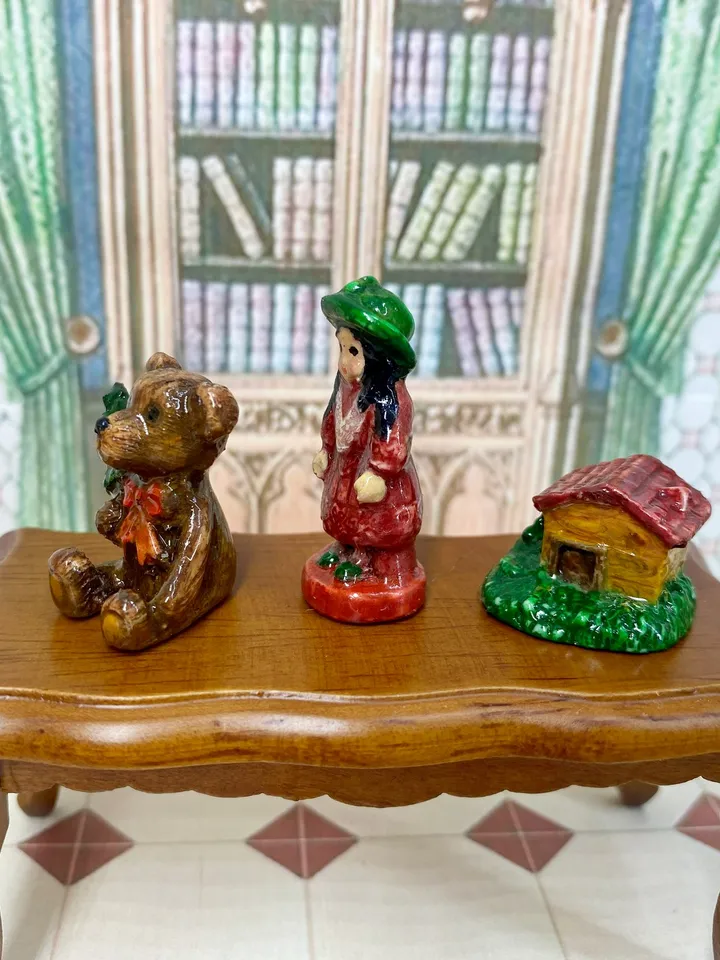 Vintage ceramic figurines for a dollhouse. 1:12. Mini figurines for a doll. Dollhouse accessories.
