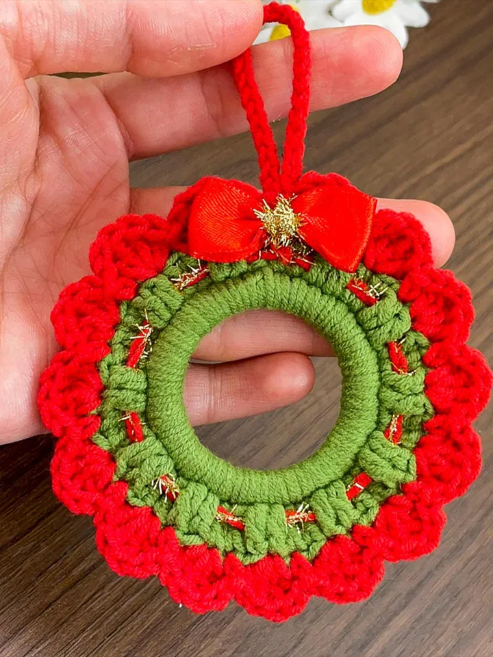 Christmas Crochet Wreath Ornament PDF Pattern – Easy DIY Holiday Decoration, Red & White Crochet Wreath with Pearls and Bow