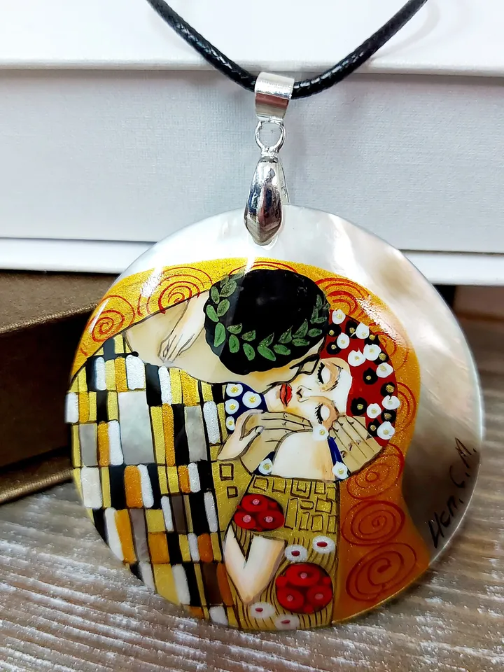 Pearl pendant necklace: The Kiss of lovers in charming handmade lacquer pendant for art lover • Aesthetic dainty necklace art nouveau style