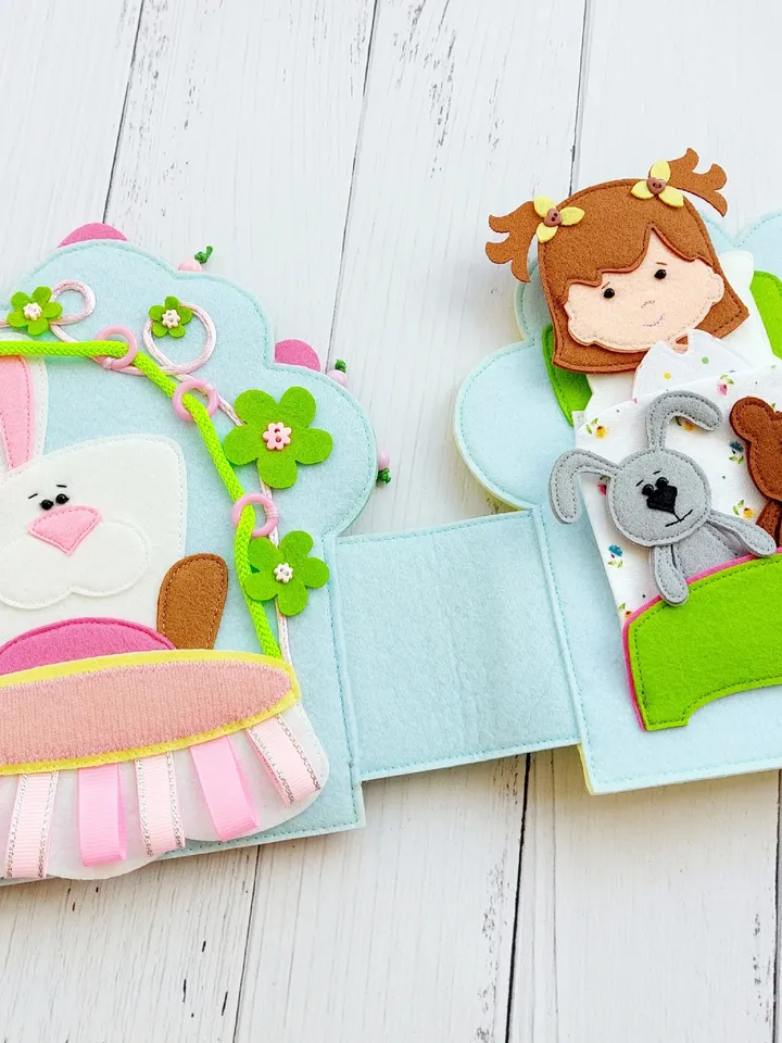 Spring Dollhouse Felt, Dollhouse for children with a set of clothes and food,Portable Fabric Dollhouse Room
