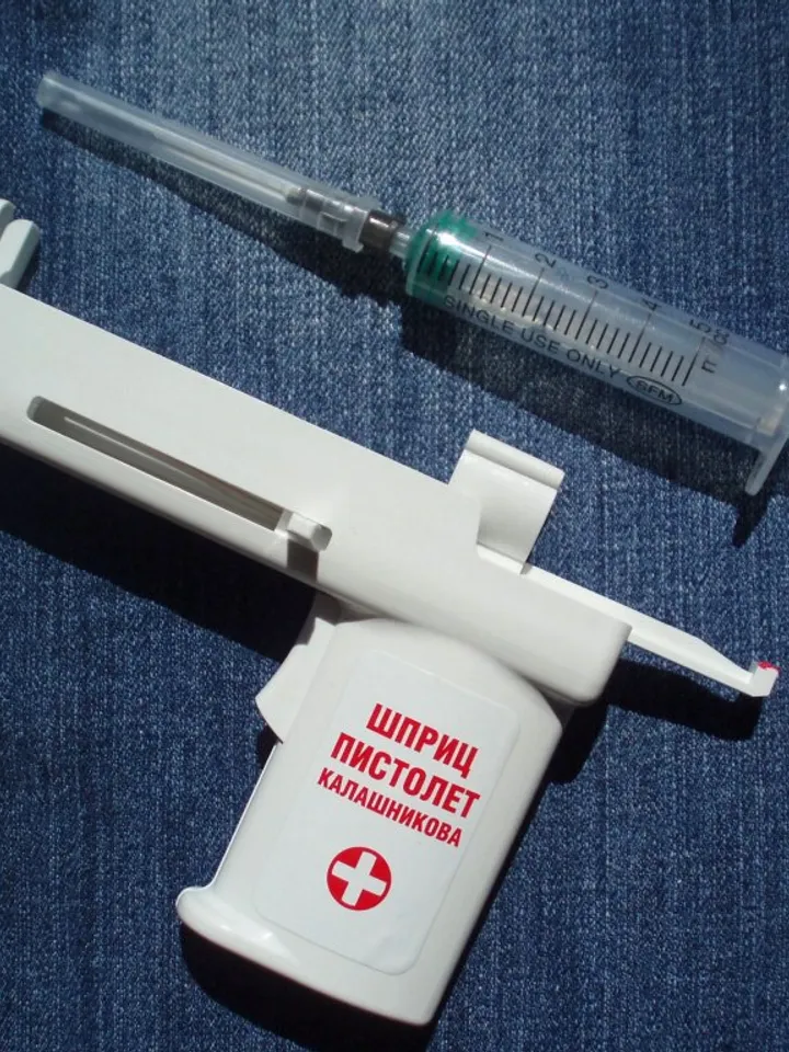 Syringe gun Kalashnikov, Injection device