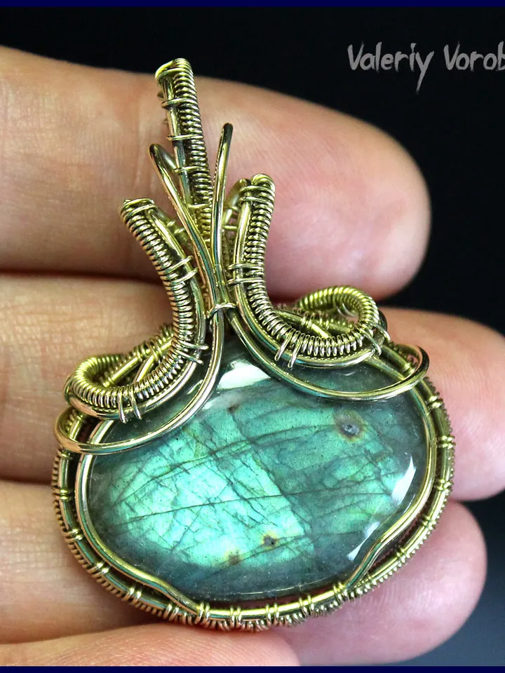 Handmade pendant made of brass wire and labradorite cabochon.