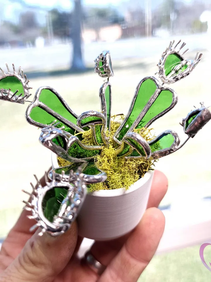 Stained Glass Venus Flytrap Suncatcher in Pot Unique Garden Decor Art Piece with Stand Decorative Home Accent for Carnivorous Plant Lovers