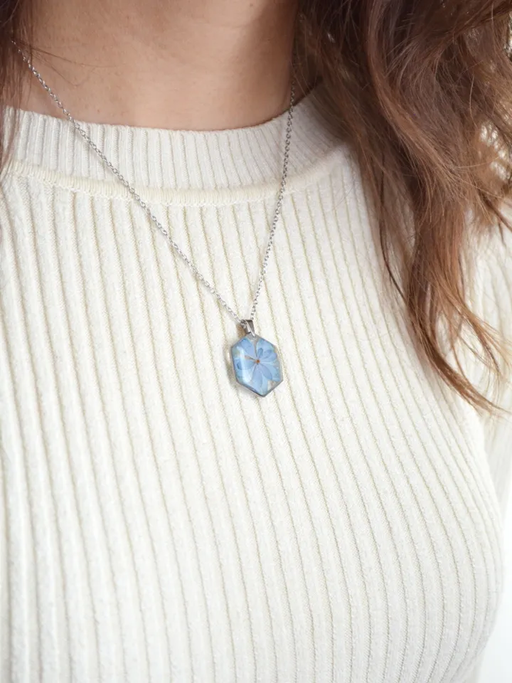 Hydrangea Necklace. Hydrangea pendant in resin. Pendant with real hydrangea.