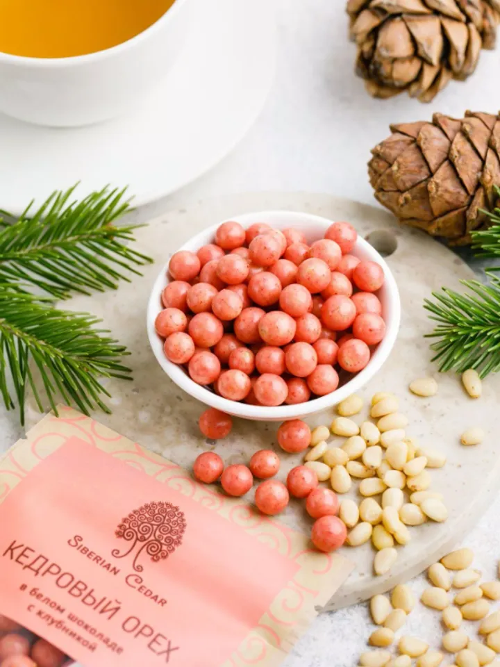 Pine nut kernel in white chocolate with strawberries, 60gr.