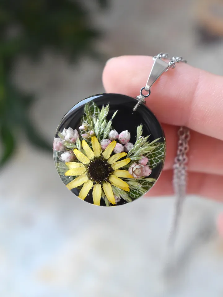 Pendant with sunflower and Fittonia in resin. Tiny Flower Necklace.