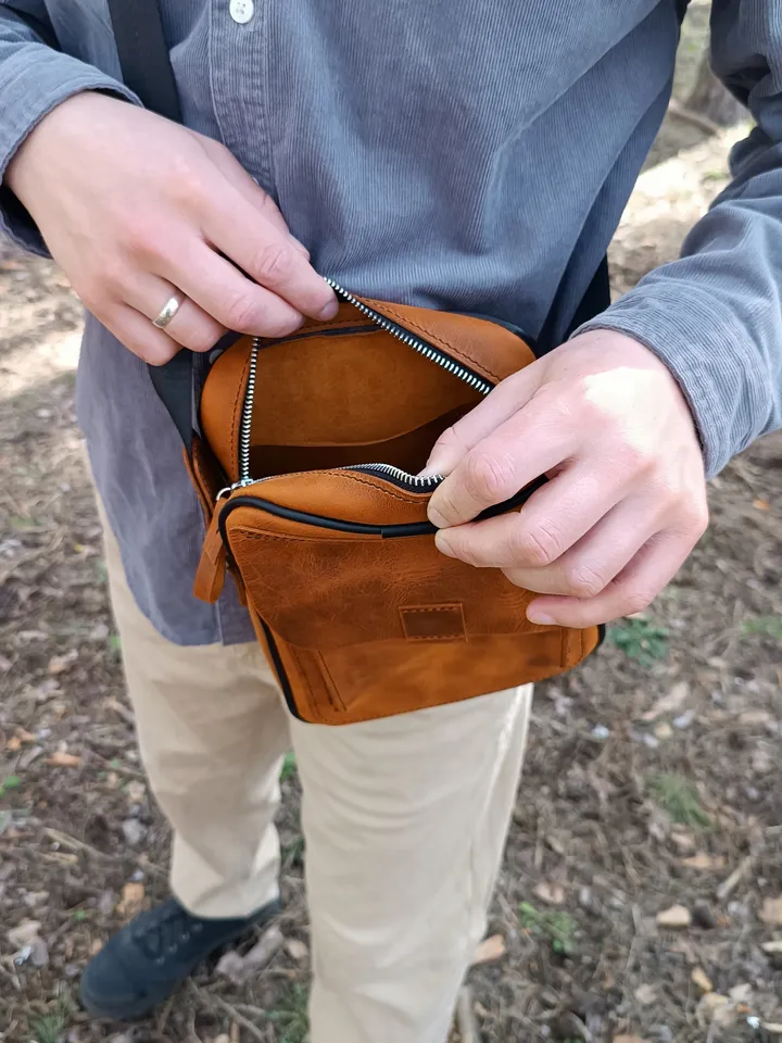PDF Men's crossbody bag pattern - Download PDF & video TUTORIAL. Classic men's leather bag - pattern.