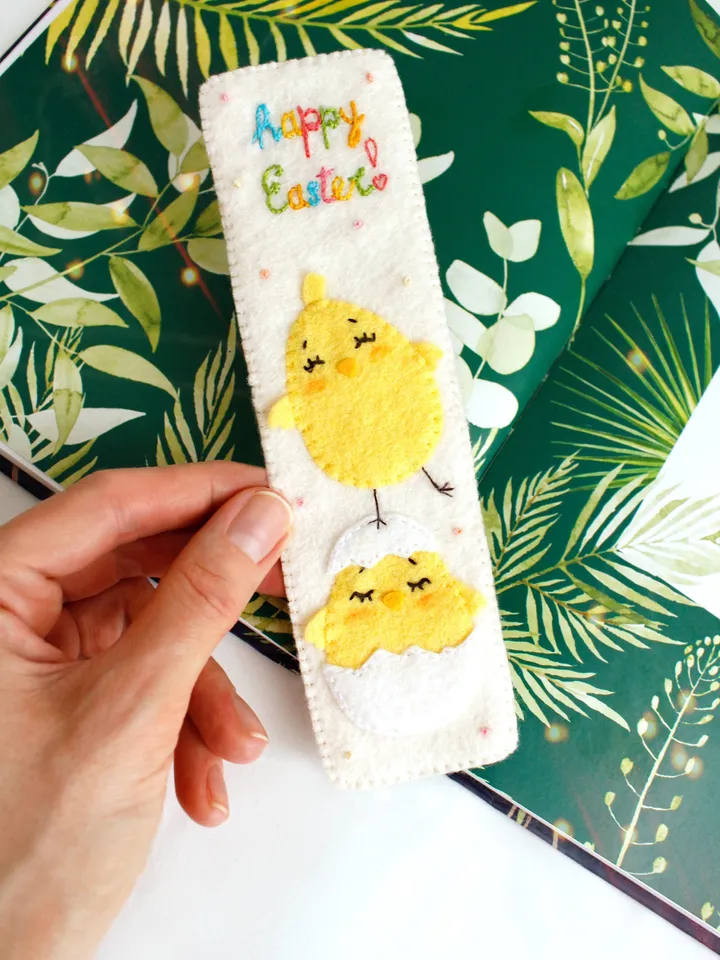 Felt "Happy Easter!" bookmark hand sewing PDF tutorial with patterns. DIY Easter ornament. Book lover gift. Felt school supplies