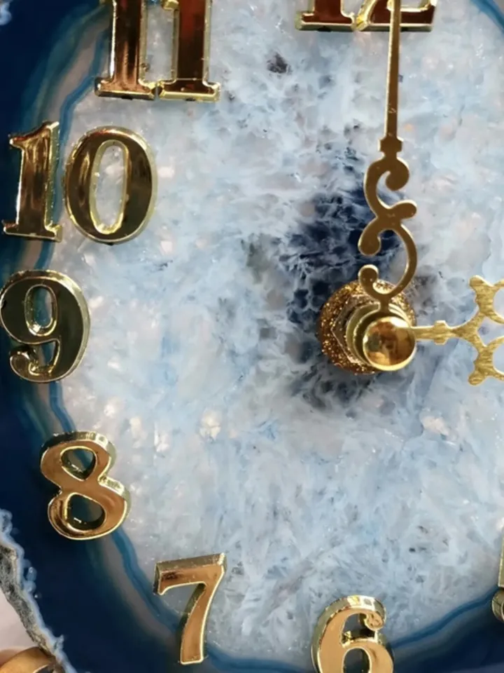 Natural quartz watch