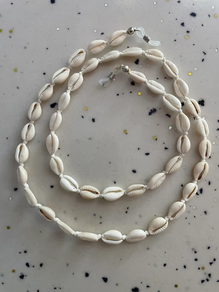 Cowrie shell sunglasses chain / boho accessories /eye glass holder handmade / coachella style / sunglasses puka cord