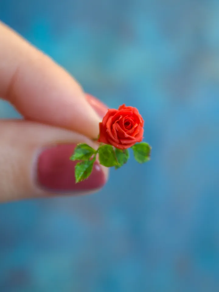 MINIATURE Roses in a Ceramic vase | Dollhouse miniatures