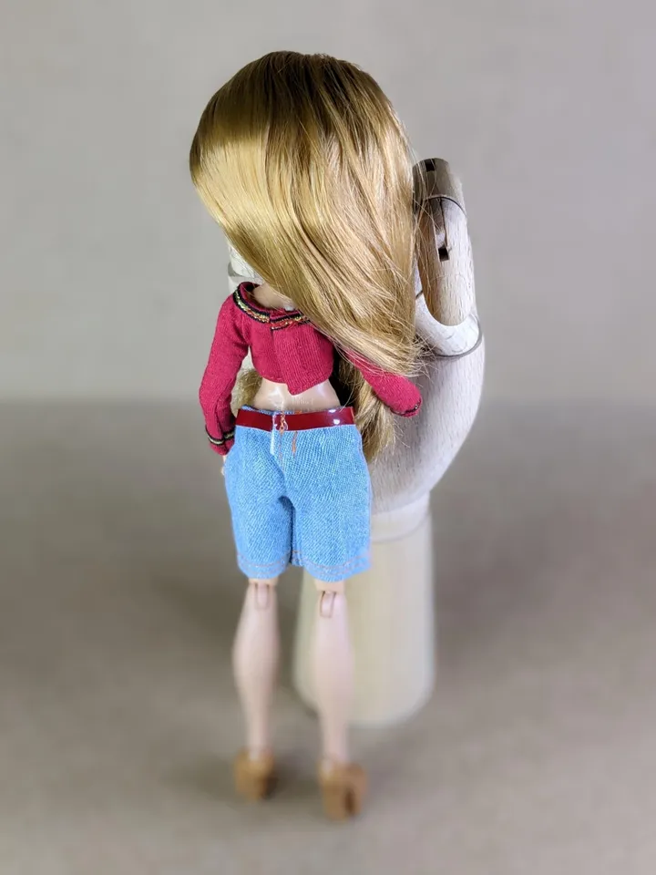 T-shirts or shorts for 10.5-inch female dolls (MH, EAH)