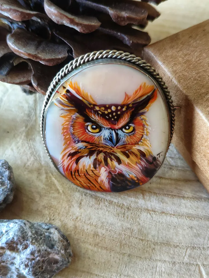 Brooches for women: Wisdom owl on pearl brooch • Gift for teacher • elegant bird brooch • handmade wizard jewelry • gorgeous pin for dress