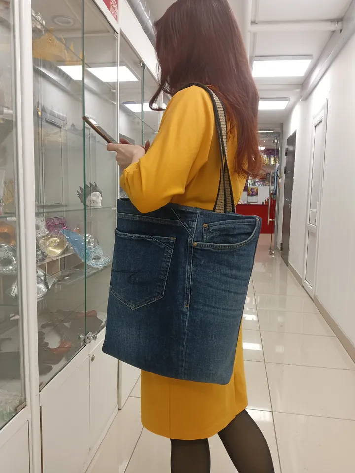 Denim market bag, tout, shopping bag, city bag, made from recycled jeans, with comfortable handles 24 inch long. Comfortable to wear on the shoulder. Bag with lining made of 100% cotton, 6 pockets and strong handles.