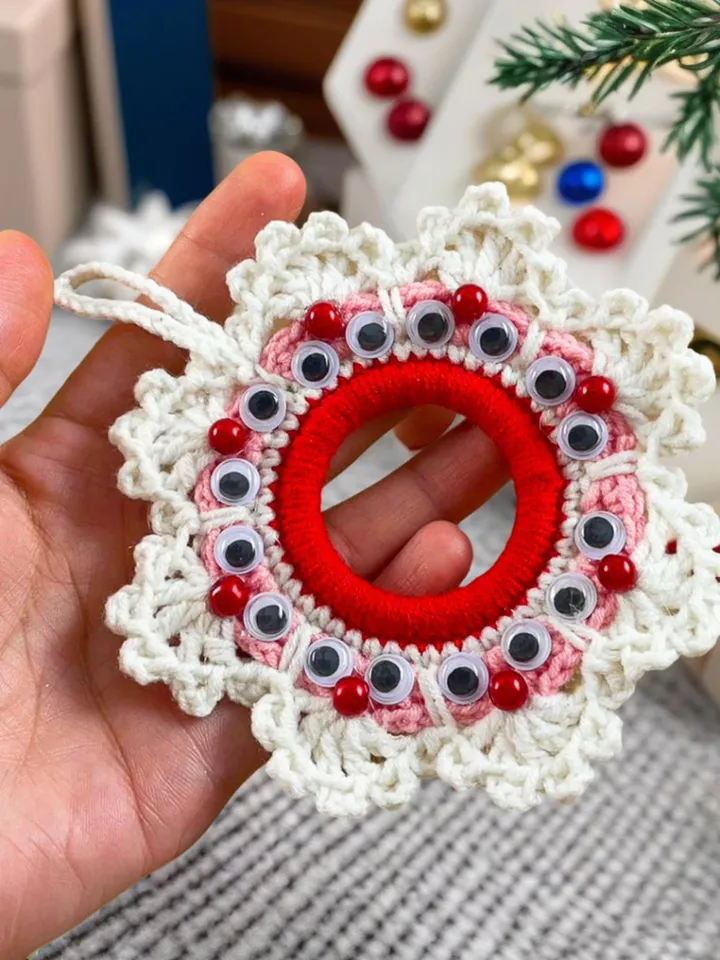 Whimsical Crochet Christmas Wreath Pattern, Fun and Festive Ornament Design, Googly Eye Decor Pattern, Easy DIY Ornament for Christmas Gift