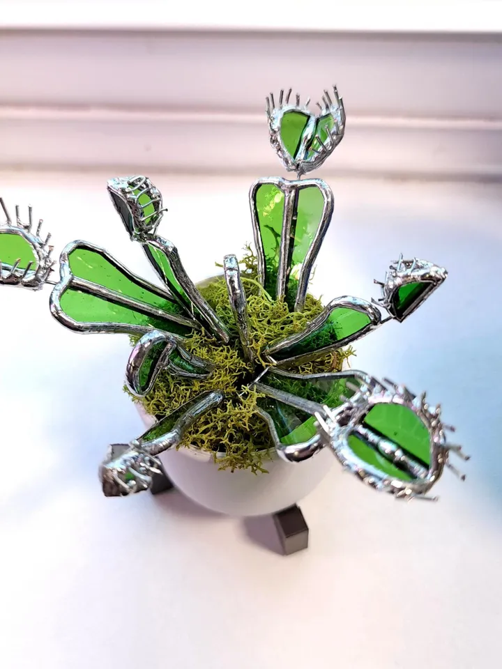 Stained Glass Venus Flytrap Suncatcher in Pot Unique Garden Decor Art Piece with Stand Decorative Home Accent for Carnivorous Plant Lovers