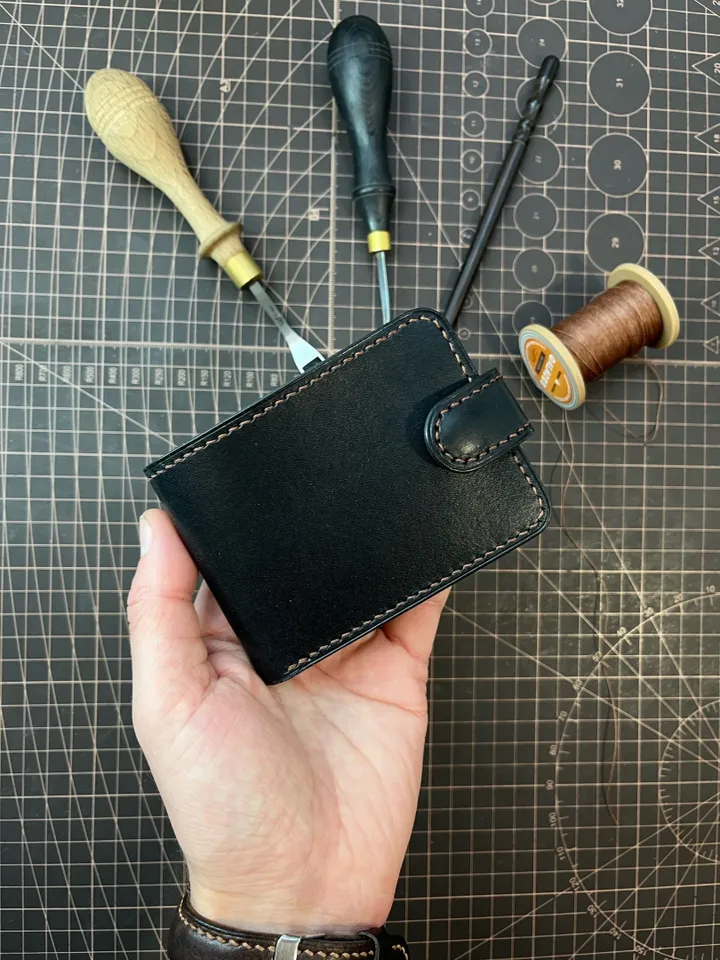 PDF Pattern Bifold Wallet - Download PDF & video TUTORIAL. Punch pitch 5 mm.