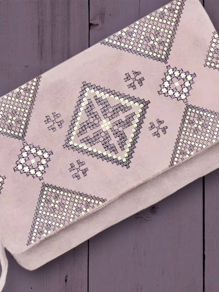 Set designer of 20 machine embroidery designs with a large French knot to create your own compositions and decorate clothes, accessories
