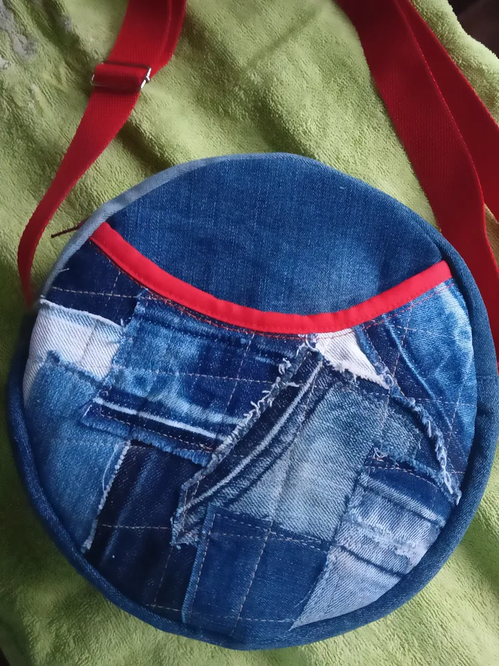 Round denim crossbody bag, for various necessary trifles, with 3 pockets and a long red strap 120 cm, cotton inside, d 20,5 cm
handbag for small things. Put your phone, wallet, glasses, keys in it and go for a walk / You will love it!