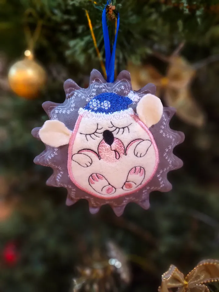 machine embroidery design Winter Hedgehog. ITH Project