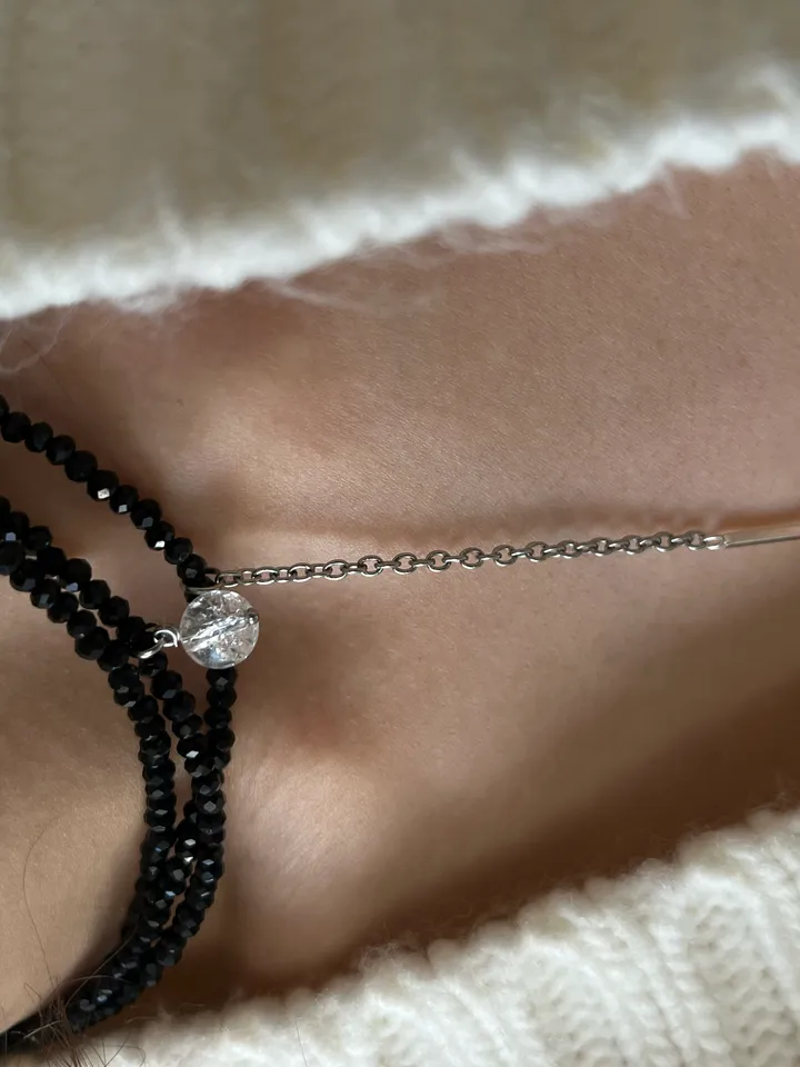 three-turn choker made of glass beads with natural stone