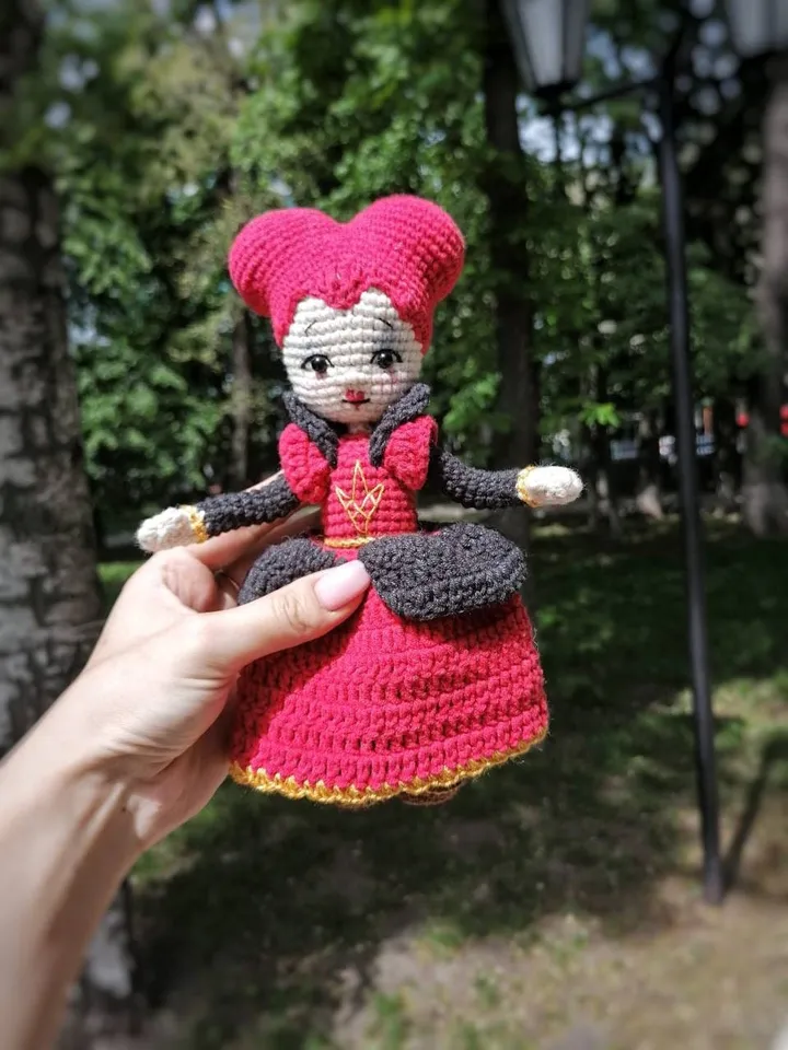 PDF Crochet Red Queen of Hearts Pattern doll, Alice in Wonderland, Red Queen Amigurumi , Pattern Crocheted doll with hair, Amigurumi doll