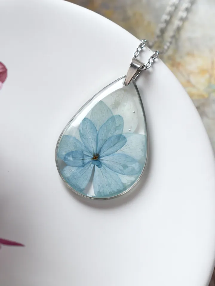 Hydrangea Necklace. Hydrangea pendant in resin. Pendant with real hydrangea.