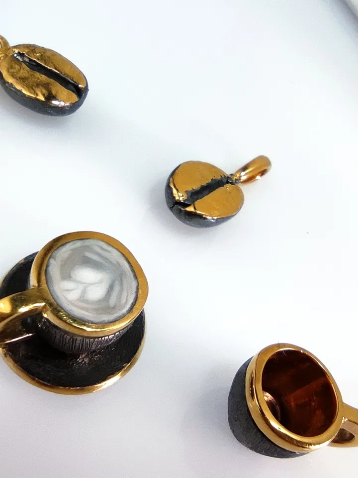 Set of miniature cup and gaitan (cord)