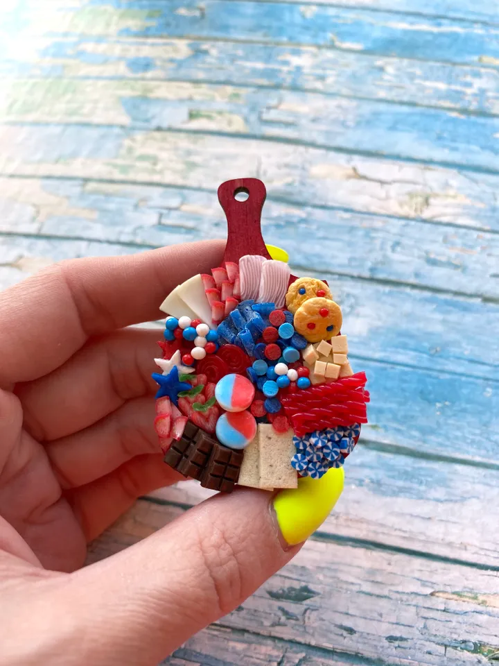 Magnet Miniature 4th July Charcuterie board with Polymer Clay Souvenir