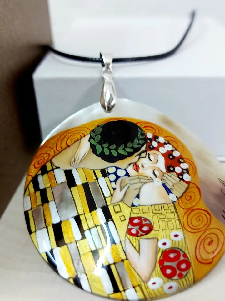 Pearl pendant necklace: The Kiss of lovers in charming handmade lacquer pendant for art lover • Aesthetic dainty necklace art nouveau style