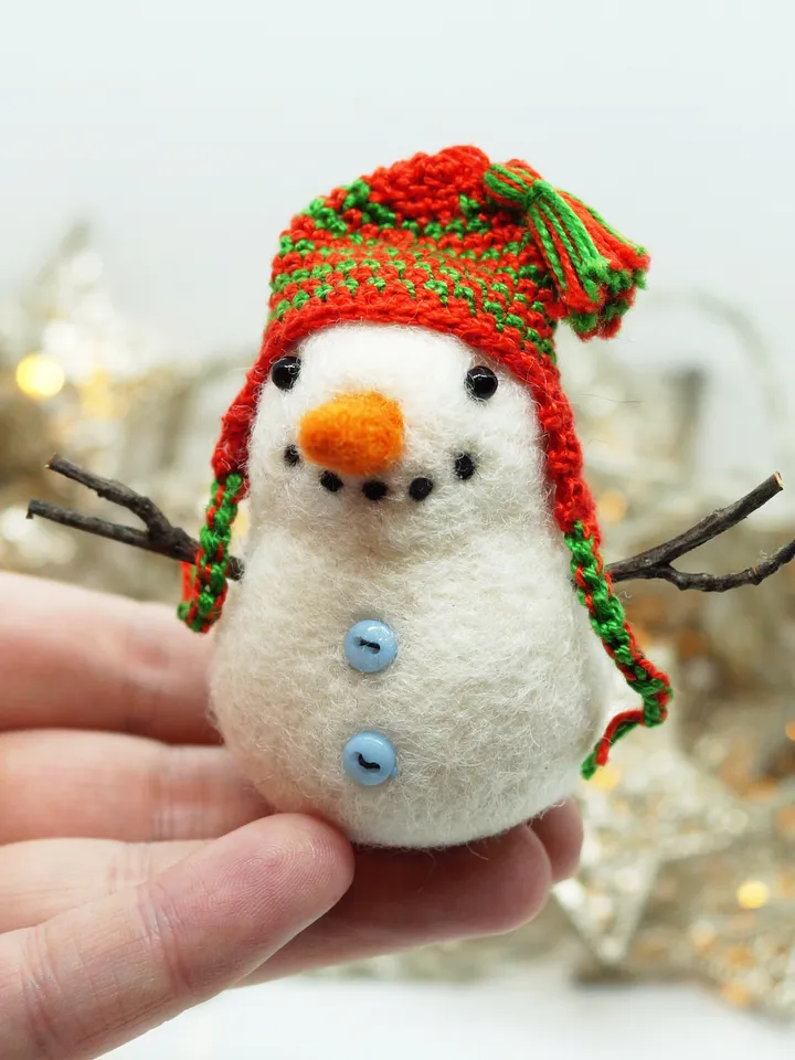 Needle felted snowman, Christmas gift, decoration, snowman in a striped hat, made to order