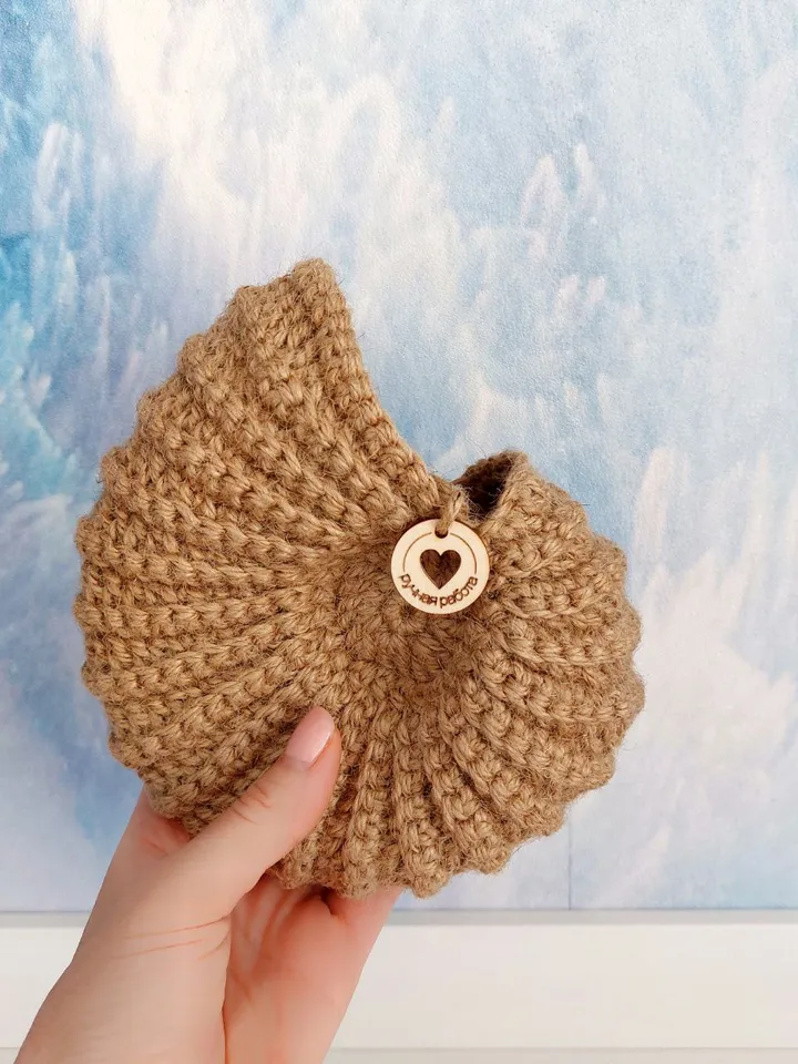 Hanging basket in the shape of an ammonite shell.
Handmade crocheted sea shell made of jute.
Eco-friendly marine-style decor. Use the basket as a planter for small flowers, an organizer for cosmetics, combs and other items.