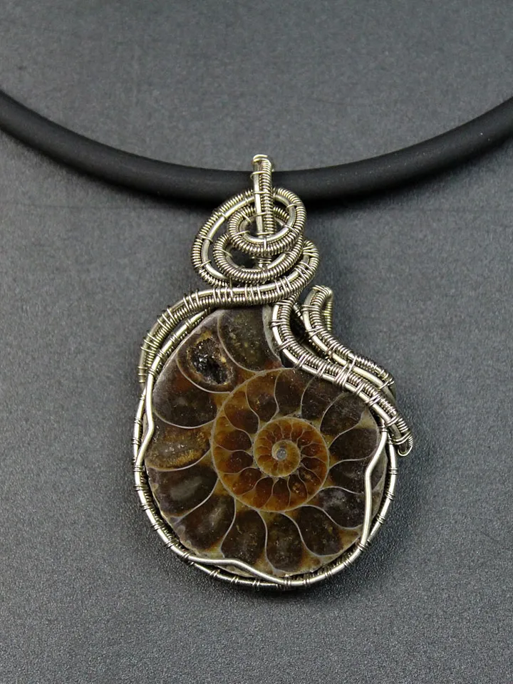Handmade pendant made of natural ammonite and nesilber wire