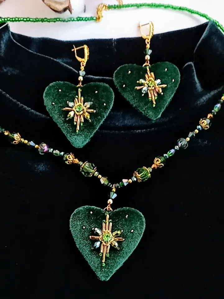 Handmade emerald heart jewelry set necklace choker and earrings, valentines day gift, heart shaped jewelry, love gift