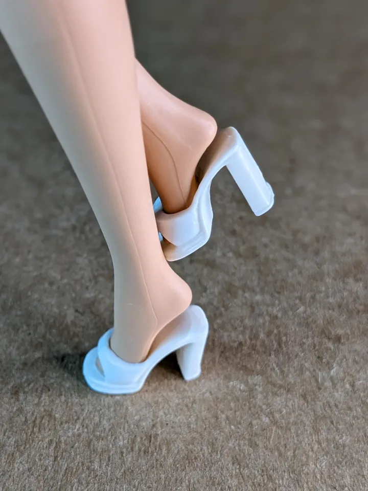 White slippers with wide heels for 1/6 scale female dolls