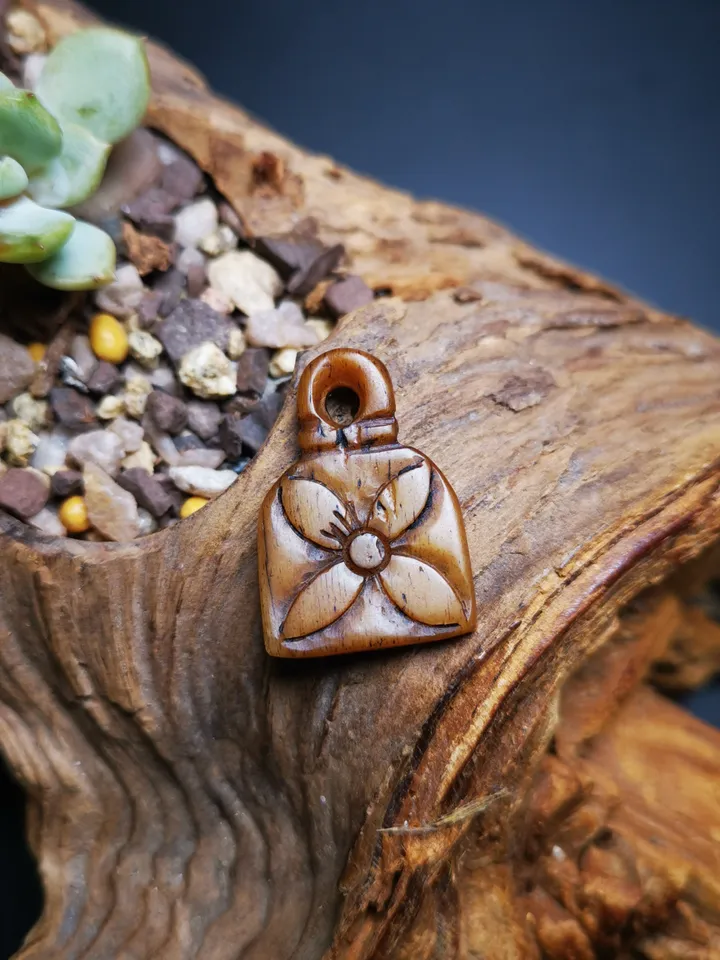 Gandhanra Tibetan Shankha Flower Amulet,Yak Bone Carved Conch Pendant, Bead Counter Clip Pendant for Mala, Prayer Bead Accessories