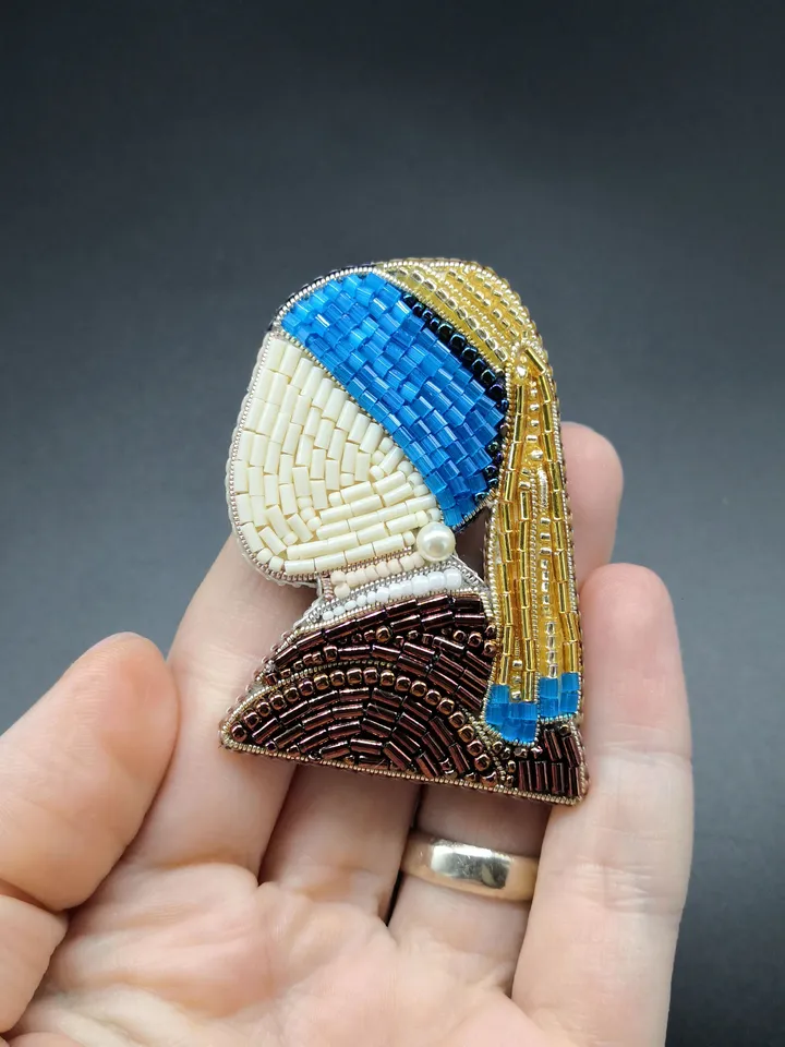 Brooch of a woman with a pearl earring