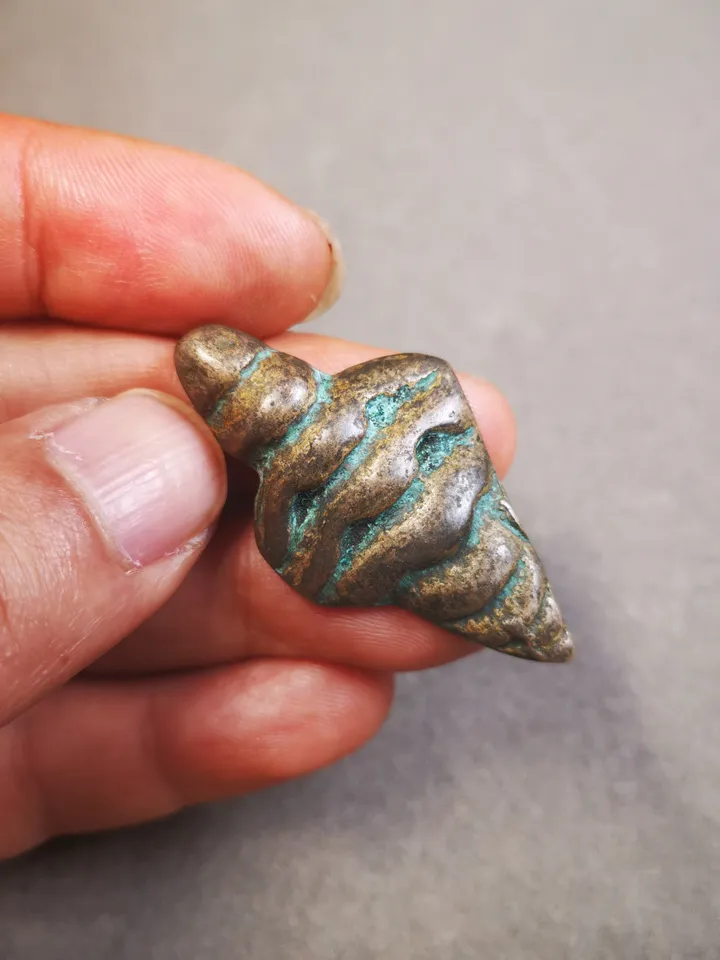 Gandhanra Handmade Shankha(Divine Conch) Badge,Tibetan Buddhist Protective Amulet Pendant,Made of Lima Brass